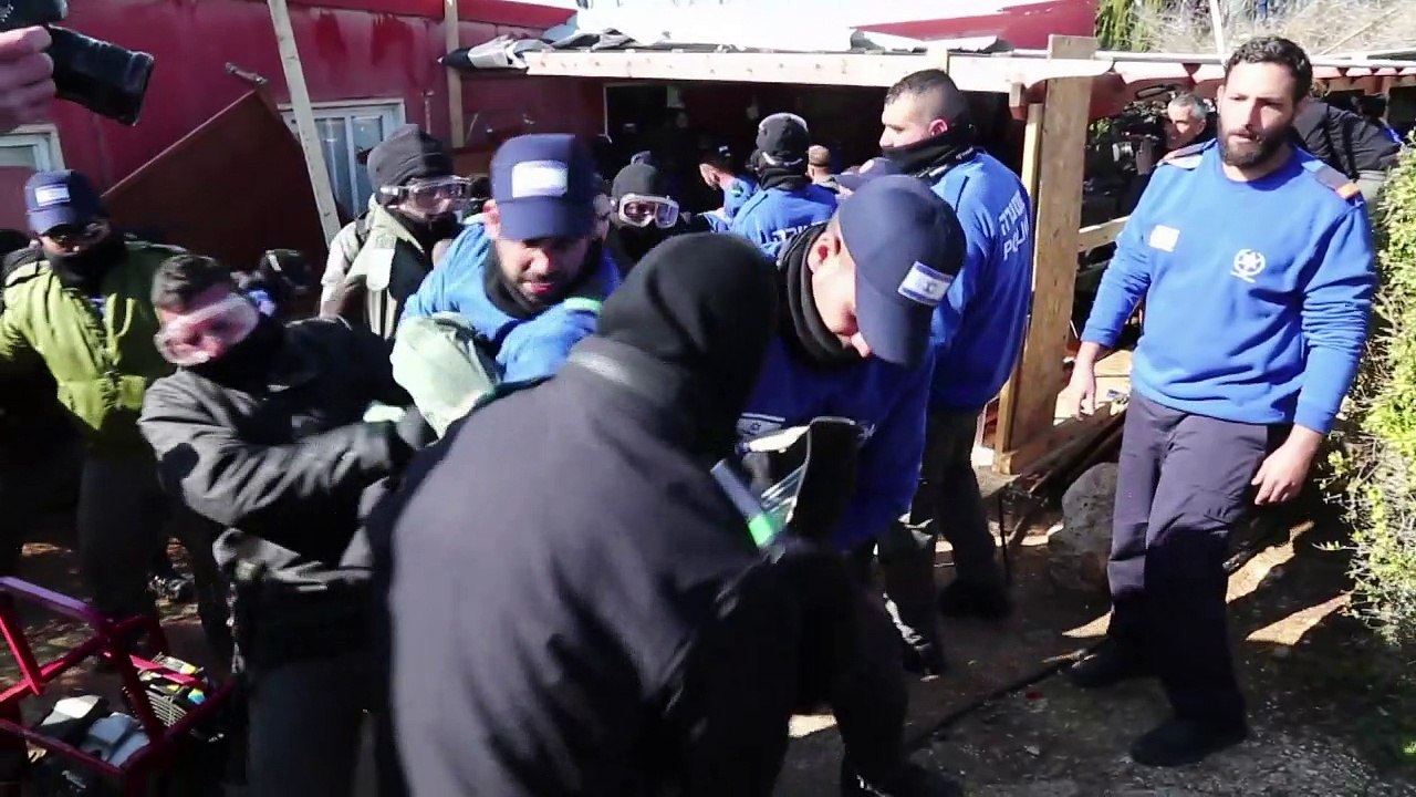 Polícia israelense evacua colônia de Amona