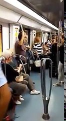 Abuelos bailando a ritmo de RAP en el metro de Barcelona