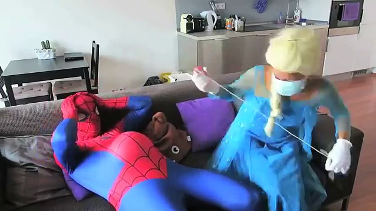 Беременных Человек-паук против замороженные elsa и SPIDERBABY! Доктор и Джокер! Забавы Супергерои
