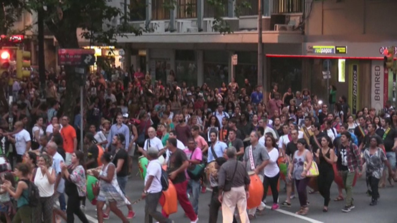 Miles de uruguayos se toman Montevideo en protesta por creciente ola de feminicidios