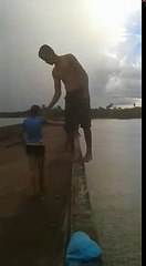 Jovem e empurrado de ponte e morre afogado