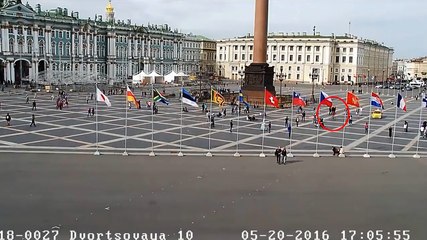 Ce taxi poursuit un cycliste et finit par le renverser.