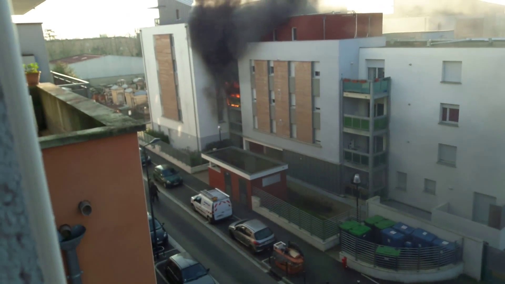 Une bouteille de gaz explose sur le balcon d'un immeuble à Toulouse - Vidéo  Dailymotion
