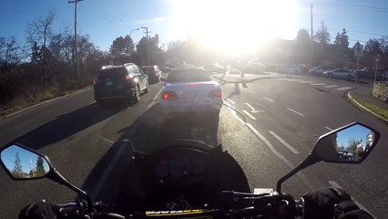 Ce motard n'aime pas les gens qui jettent leur cigarette par la fenetre...