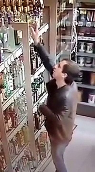 Il réussi à voler 11 bouteille d'alcool dans un supermarché, tranquille !