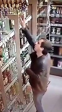 Il réussi à voler 11 bouteille d'alcool dans un supermarché, tranquille !