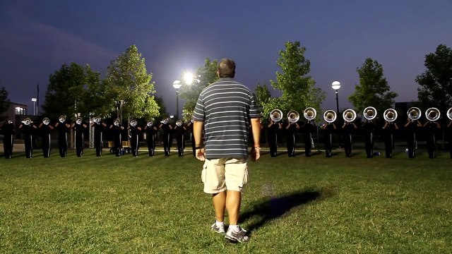 Il dirige des musiciens comme il veut à l'échauffement