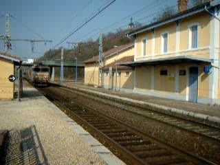 Passage d'un rapide à pleine vitesse Gare de SEREZIN