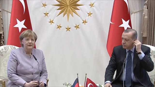 ميركل تبحث بأنقرة مكافحة الإرهاب وأردوغان يريد مطلوبين