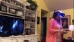 Cette maman pète un cable en jouant à un jeu d'horreur en réalité virtuelle