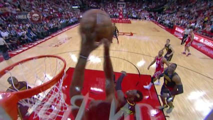 James Harden envoie Clint Capela au alley-Oop
