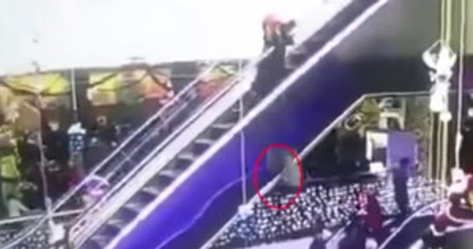 AVM'de Korkunç Olay! Dengesini Kaybeden Annenin Bebeği Beton Zemine Çakıldı