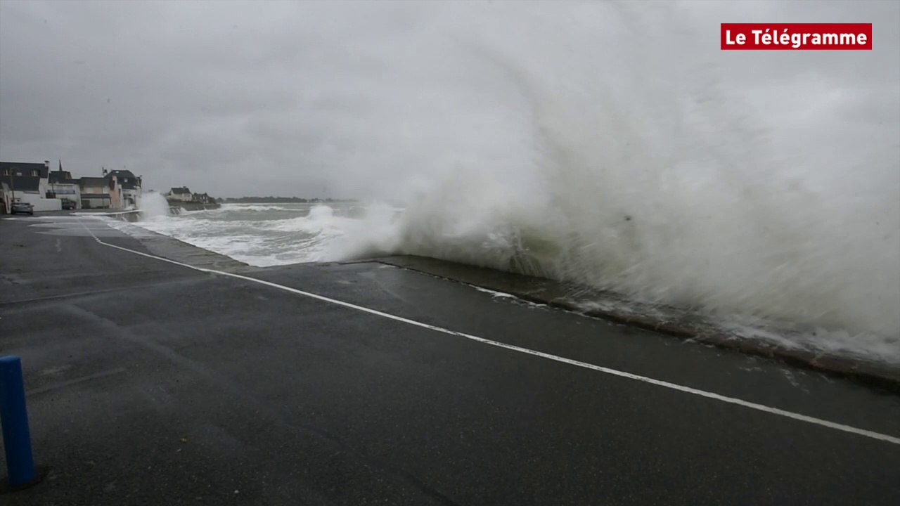 Tempête en Bretagne. Fortes rafales de vent et houle