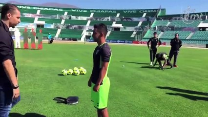 Hypnotisé, un footballeur marque un joli coup franc (Mexique)