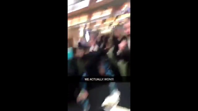 La réaction géniale d’un prof avec ses élèves qui gagne un concours d’éducation civique après 9 années d’échec