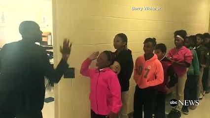 Ce prof fait un "check" personnalisé à chacun de ses élèves avant les cours
