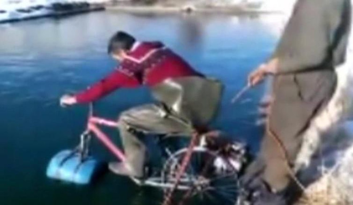Suda bisiklet sürme denemesi gülümsetti