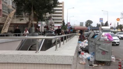 Karabağlar'da Grev Nedeniyle Çöpler Toplanmıyor