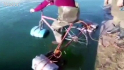 Suda bisiklet sürme denemesi gülümsetti