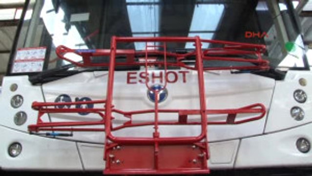 Izmir'de Bisikletle Otobüs Yolculuğu Başladı