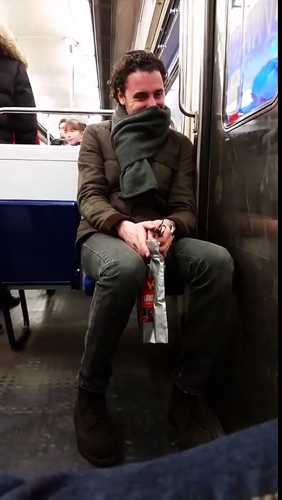 Ces deux jeunes ce tapent un fou-rire dans le métro