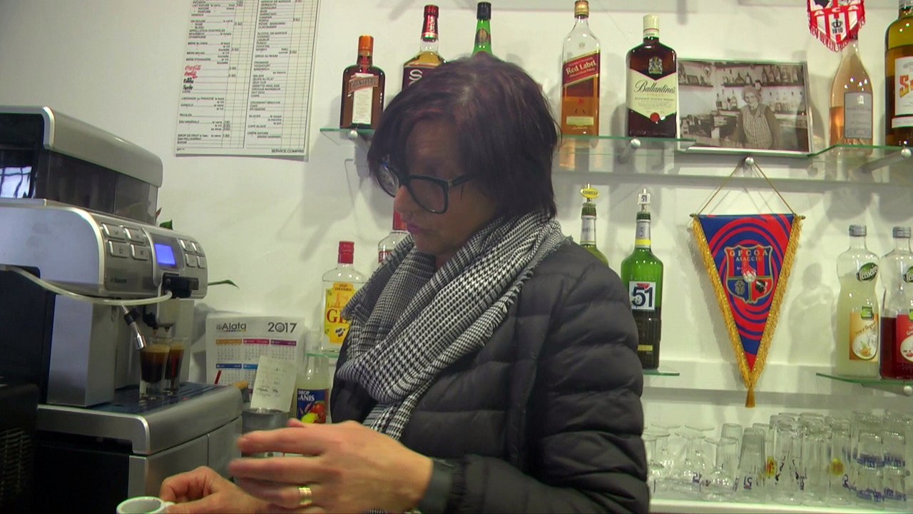 In cor' di paese à Alata : au bar