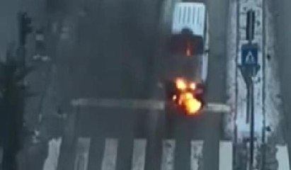 Kırmızı ışıkta bekleyen araç alev alev yandı