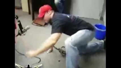 Мужик проверяет Медвежий капкан!!!