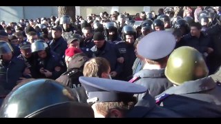 Харьков Пророссийские активисты заставили пройти коридором позора евромайдановцев