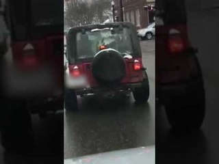 Vous n'allez jamais deviner ce qu'il y a à l'arrière de cette Jeep !