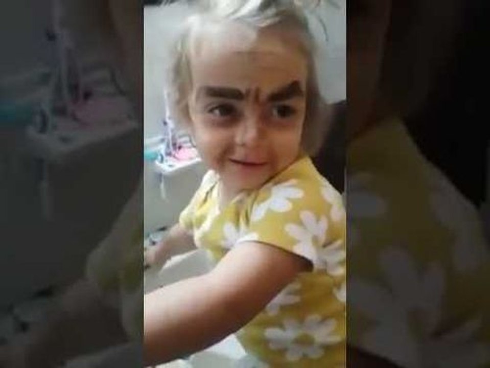 Une petite c'est un peu trop amusé avec le maquillage de sa maman !