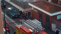 Une bouteille de gaz explose dans un appartement en feu