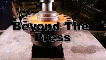 Appoggiano 20 kg di acciaio rovente su un lago ghiacciato: la reazione che si scatena è incredibile!