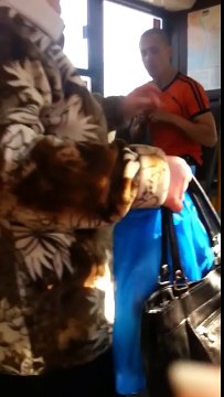 Походу накуренный парняга отжигает в автобусе и думает что он Рок звезда