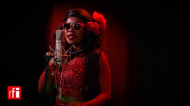 Mani Bella interprète Pala Pala Woman dans Couleurs Tropicales @RFI