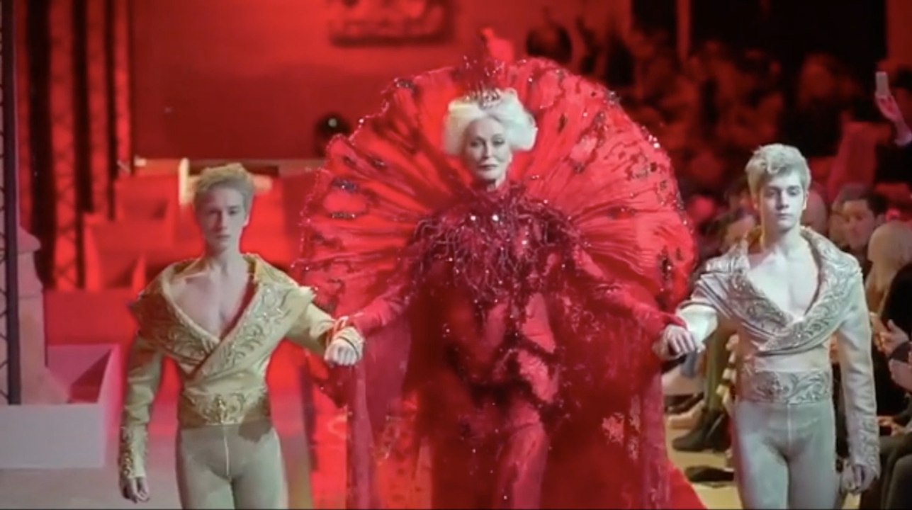 This Supermodel Closed This Age-Defying Couture...