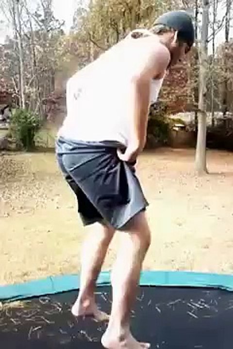 На батуте без трусов    Will in the trampoline