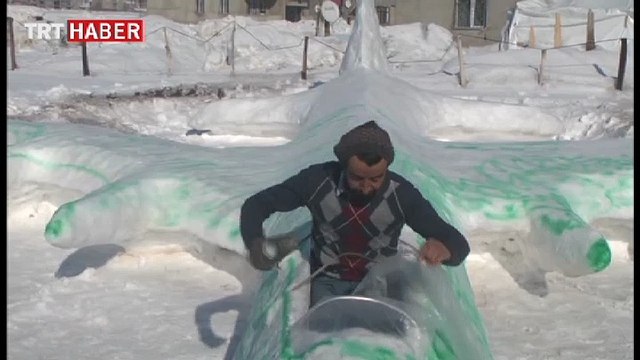 Aylan ve Ümran bebeğin kardan heykellerini yaptı