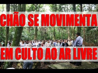 Chão se levanta durante oração em culto ao ar livre Incrível
