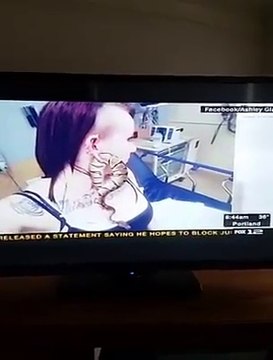 Elle a un python coincé dans l'oreille ! Incroyable...