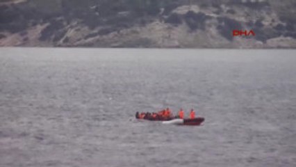 Izmir Çeşme Açıklarında Lastik Bottaki 62 Gözmen Yakalandı