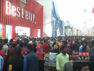 আন্তর্জাতিক বাণিজ্য মেলায় ক্রেতা দর্শনার্থীদের ঢল