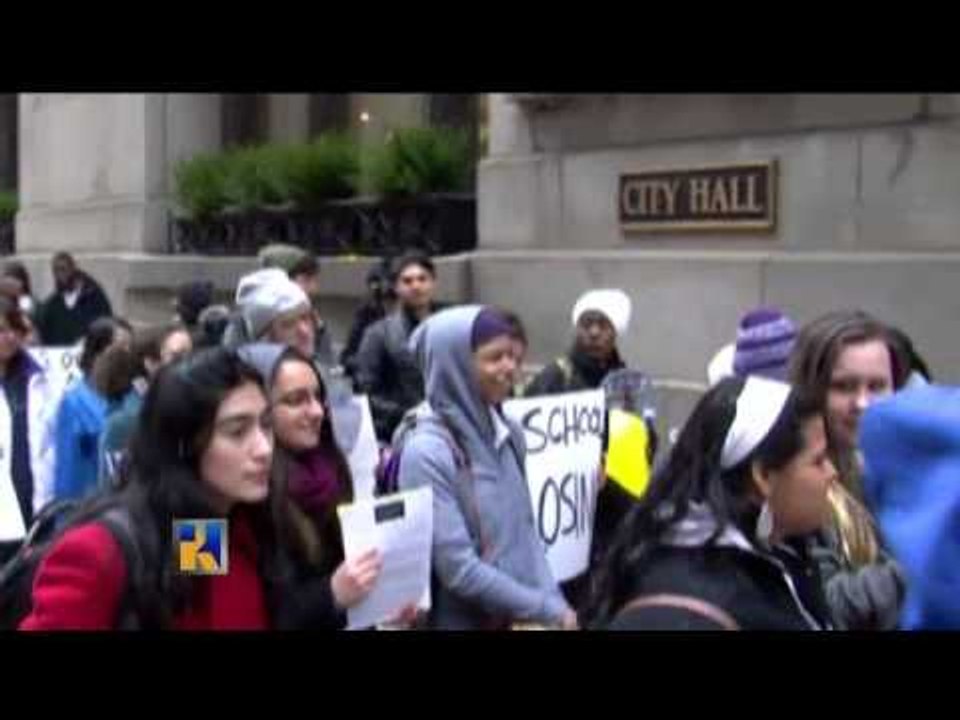 Estudiantes se manifiestan para evitar el cierre de escuelas en Chicago.