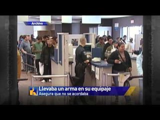 Retienen a hombre en aeropuerto por llevar un arma en su equipaje