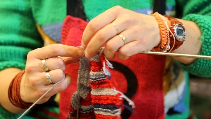 Insolite : Elle tricote plus vite que la lumière ! (vidéo)