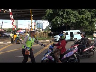 Takut Ditilang Petugas, Perempuan ini Turunin Adiknya di Pinggir Jalan - 86