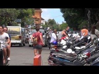 Turis ini Kabur Dari Petugas Karena Tak Terima Kena Razia - 86