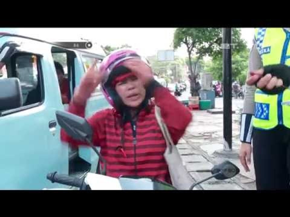 Ditilang Polisi Karena Plat Kendaraan Tidak ada, Ibu ini Malah Ngomel - 86