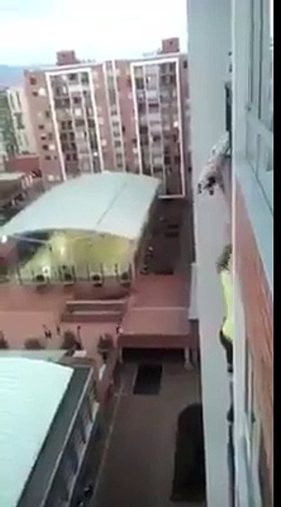 L'acte héroïque de cet homme suspendu dans le vide à plus de 15 mètres