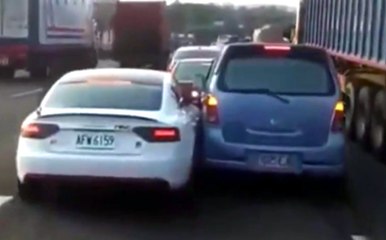 Yol Vermeyen Arabaya Defalarca Çarptı
